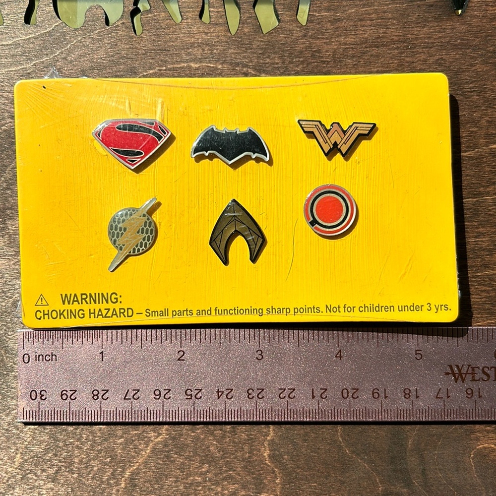 Justice league pin set